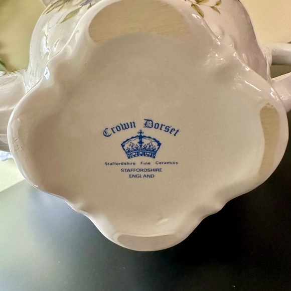 VINTAGE, CROWN DORSET, WHITE TEAPOT WITH PURPLE PANSIES & GOLD TRIM. - Picture 6 of 16